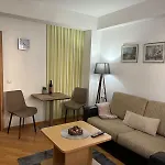 דירה Lovely Square Purple Velvet 43 Macedonia Stree