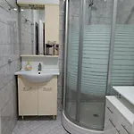 Lovely Square Purple Velvet 43 Macedonia Stree Апартаменти *