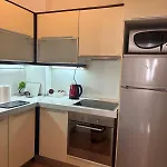 Lovely Square Purple Velvet 43 Macedonia Stree Апартаменти