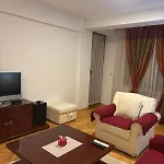 Lovely Square Purple Velvet 43 Macedonia Stree Lejlighed *