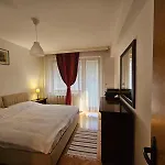 Lovely Square Purple Velvet 43 Macedonia Stree Апартаменти