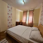 Апартаменти Lovely Square Purple Velvet 43 Macedonia Stree