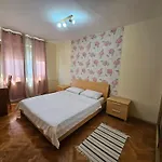 Lovely Square Purple Velvet 43 Macedonia Stree Скоп'є