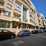 Lejlighed Lovely Square Purple Velvet 43 Macedonia Stree *