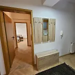 Апартаменти Lovely Square Purple Velvet 43 Macedonia Stree *