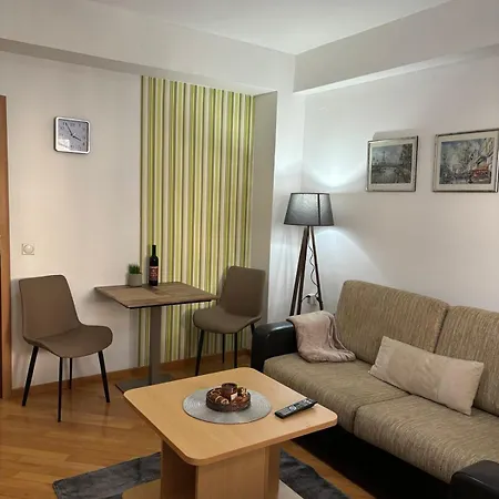 公寓 Lovely Square Purple Velvet 43 Macedonia Stree