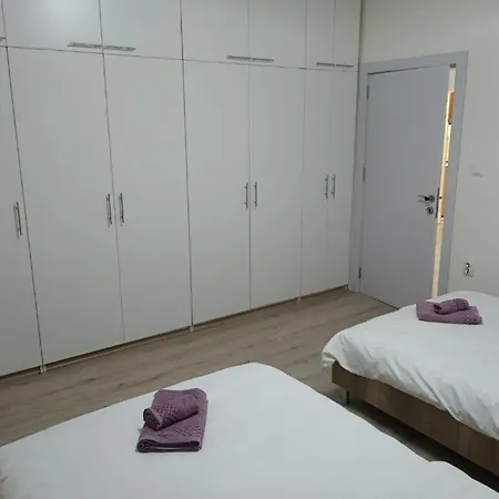 Apartment Lovely Square Purple Velvet 43 Macedonia Stree