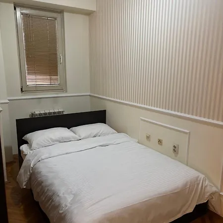 Apartment Lovely Square Purple Velvet Skopje