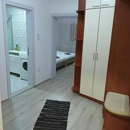 Lovely Square Purple Velvet 43 Macedonia Stree Apartment