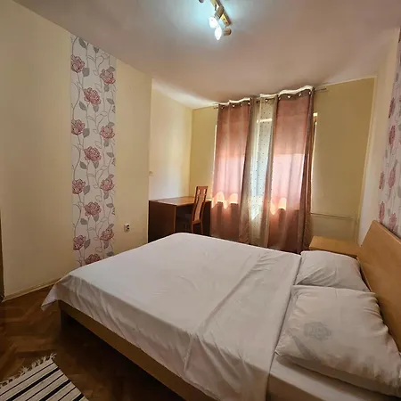 Apartment Lovely Square Purple Velvet 43 Macedonia Stree