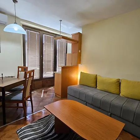 Lovely Square Purple Velvet 43 Macedonia Stree Apartment
