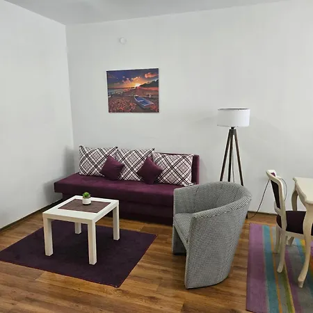 Lovely Square Purple Velvet 43 Macedonia Stree Апартаменти *