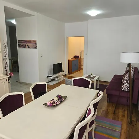 דירה Lovely Square Purple Velvet 43 Macedonia Stree סקופיה