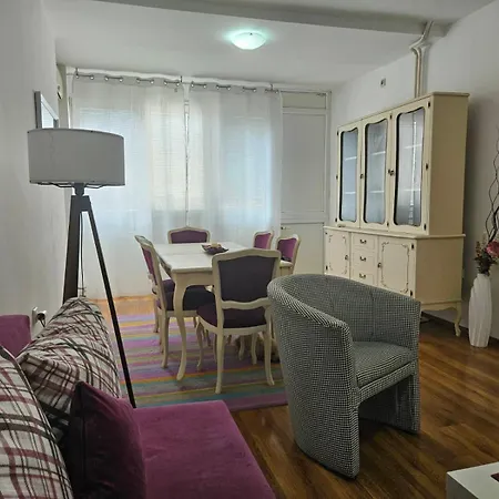 דירה Lovely Square Purple Velvet 43 Macedonia Stree