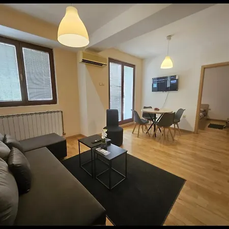 Lovely Square Purple Velvet 43 Macedonia Stree Апартаменти *