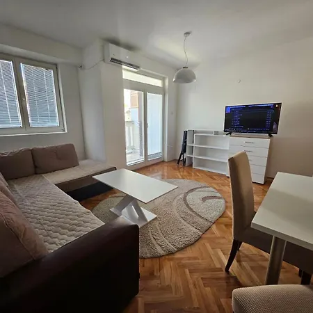 Appartement Lovely Square Purple Velvet 43 Macedonia Stree Skopje