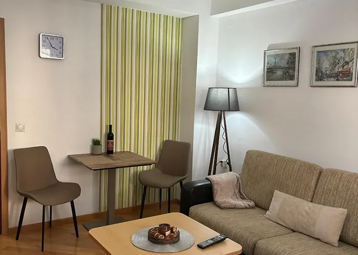 Apartment Lovely Square Purple Velvet 43 Macedonia Stree